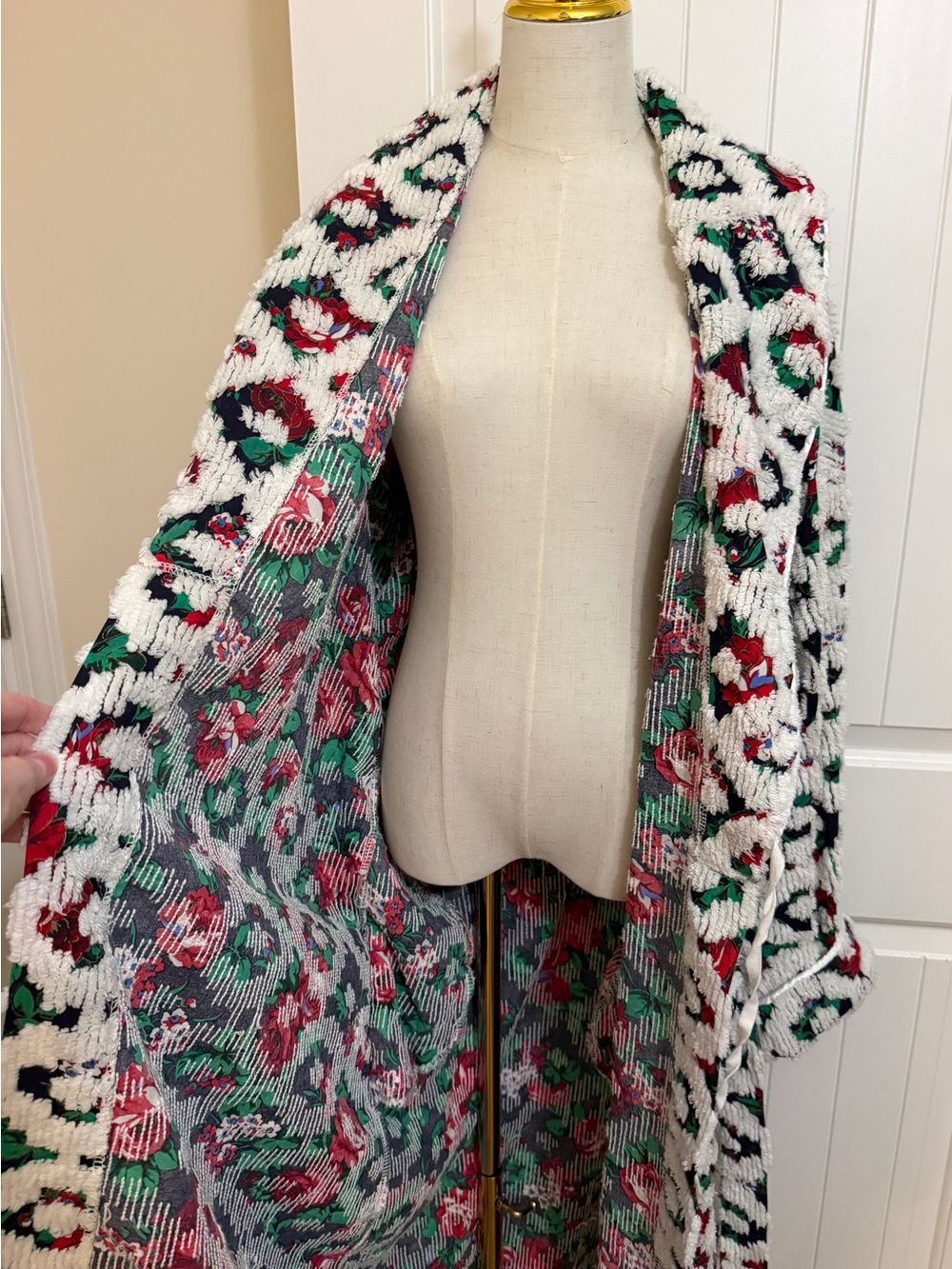 Vintage CROWNTUFT Chenille Robe Red, Green & Black Floral Print  Sz Lg - Picture 7 of 16